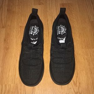 So Lite by Easy Street Sleek Sneaker